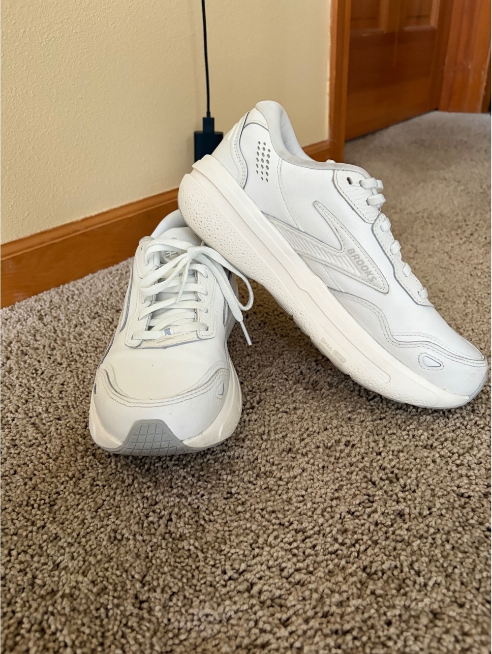 Women's Brooks Ghost Max L sneakers triple-white leather Size 9.5 medium